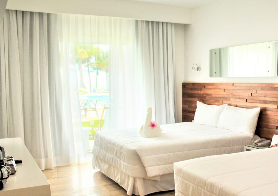 Minibar, in-room safe, laptop workspace, iron/ironing board