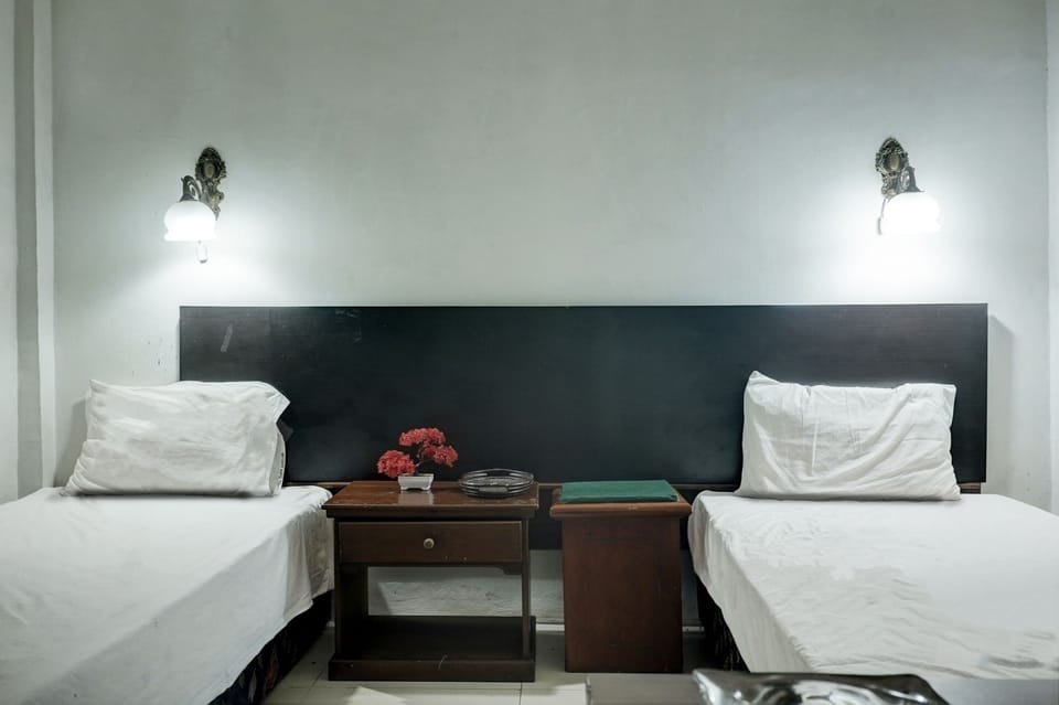 Basic Twin Room | Laptop workspace, WiFi (free), bed sheets