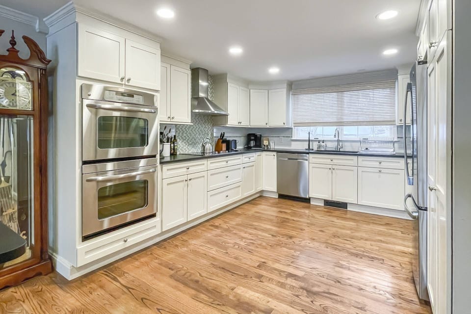 Culinary haven by the lake:  Well-appointed retreat boasts a fully stocked kitchen, inviting chefs to create lakeside delights.