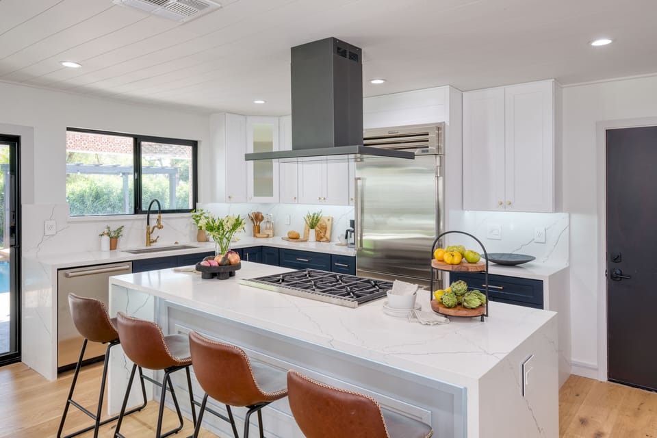 Fully-equipped kitchen with beautiful counters and cabinets.