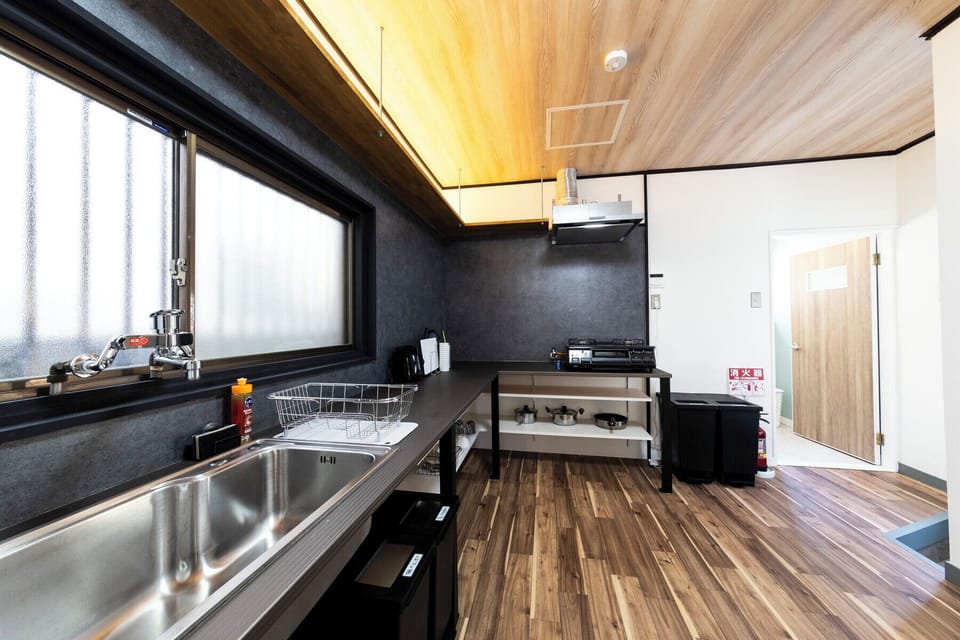 Comfort House | Private kitchen | Full-size fridge, microwave, stovetop, cookware/dishes/utensils