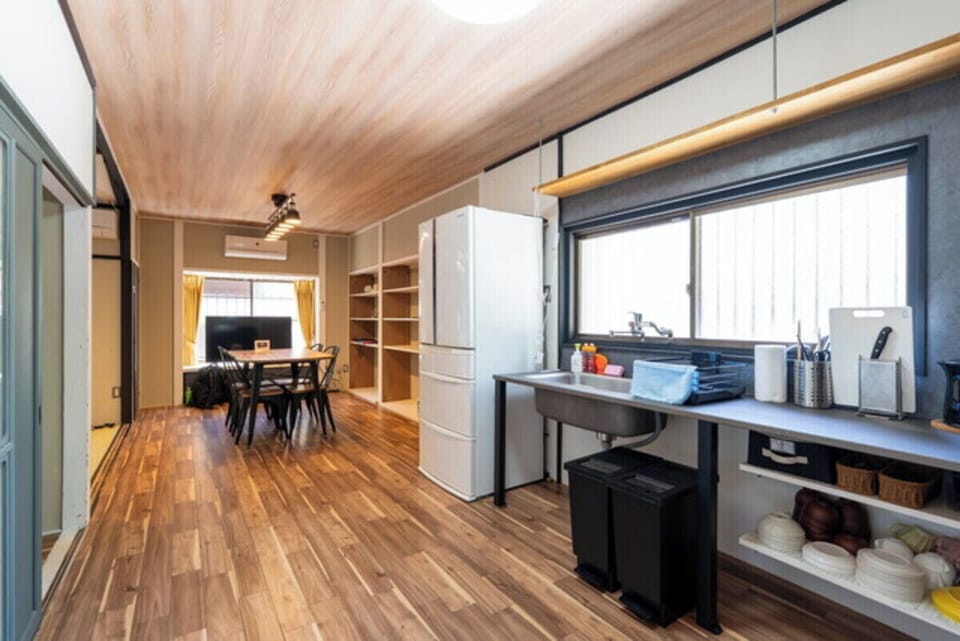 Comfort House | Private kitchen | Full-size fridge, microwave, stovetop, cookware/dishes/utensils