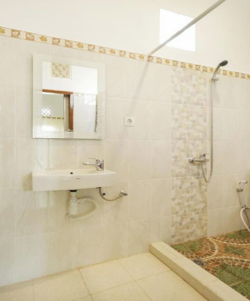 Deluxe Double Room | Bathroom | Shower, towels