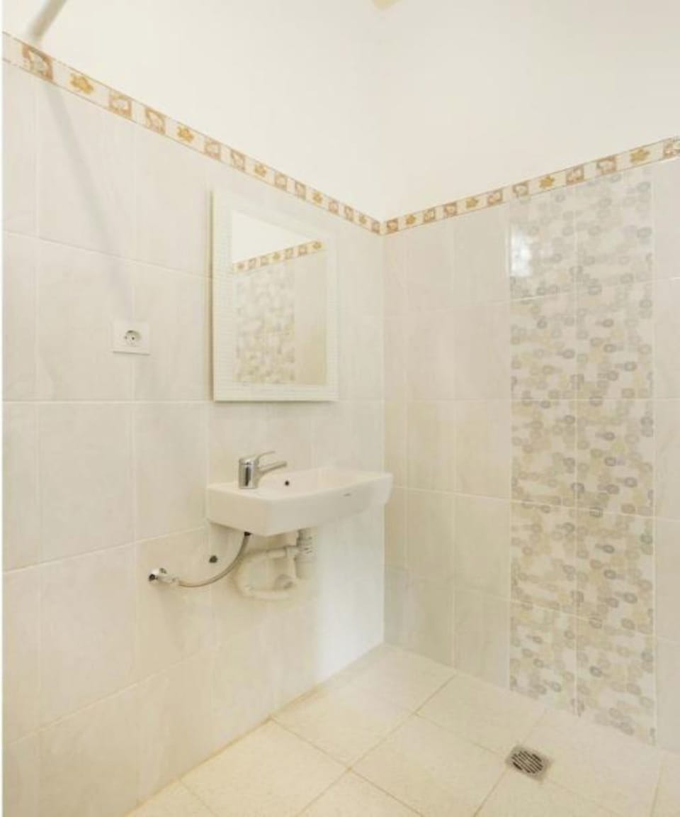 Deluxe Suite | Bathroom | Shower, towels