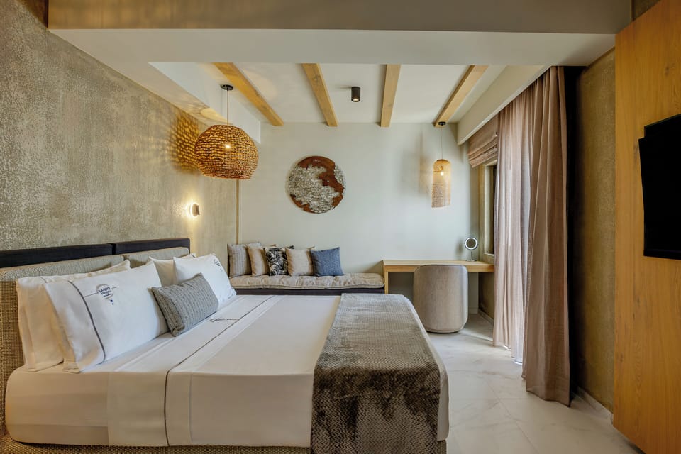 Executive Room with Outdoor Jetted Tub | Egyptian cotton sheets, premium bedding, memory foam beds, minibar