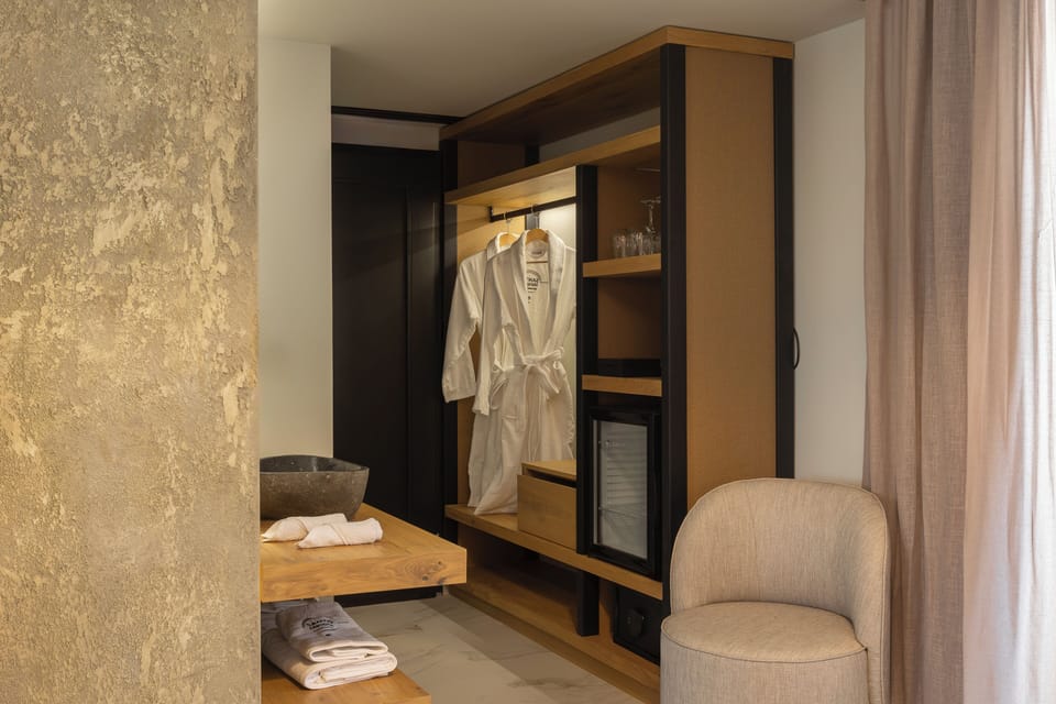 Premium Junior Suite with Indoor Jetted Tub | Egyptian cotton sheets, premium bedding, memory foam beds, minibar
