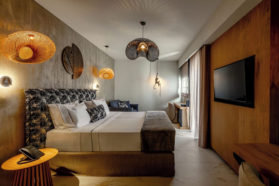 Executive Suite with Outdoor Jetted Tub | Egyptian cotton sheets, premium bedding, memory foam beds, minibar