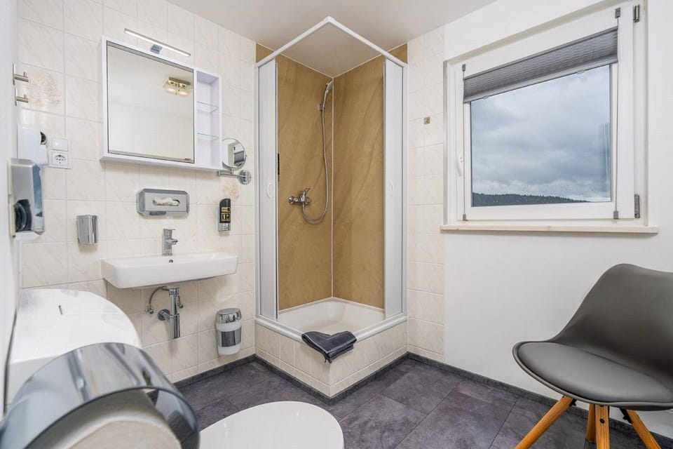 Triple Room | Bathroom | Shower, free toiletries, towels