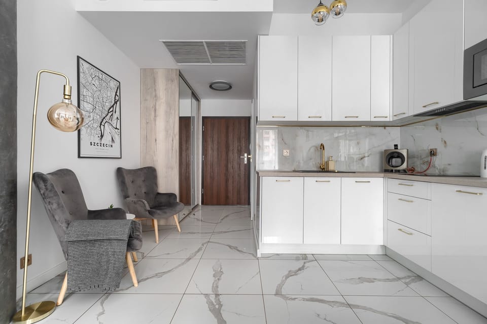 Deluxe Studio Suite | Private kitchenette | Full-size fridge, microwave, stovetop, dishwasher