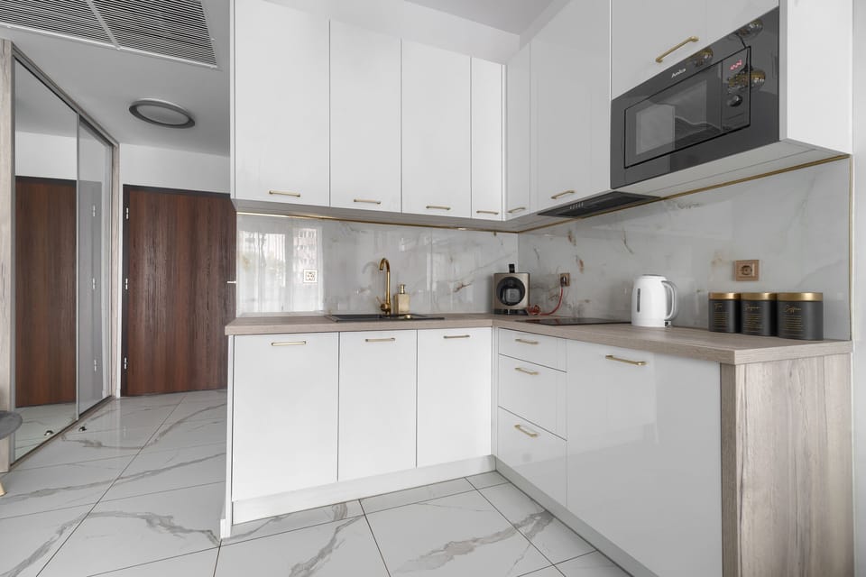Deluxe Studio Suite | Private kitchenette | Full-size fridge, microwave, stovetop, dishwasher