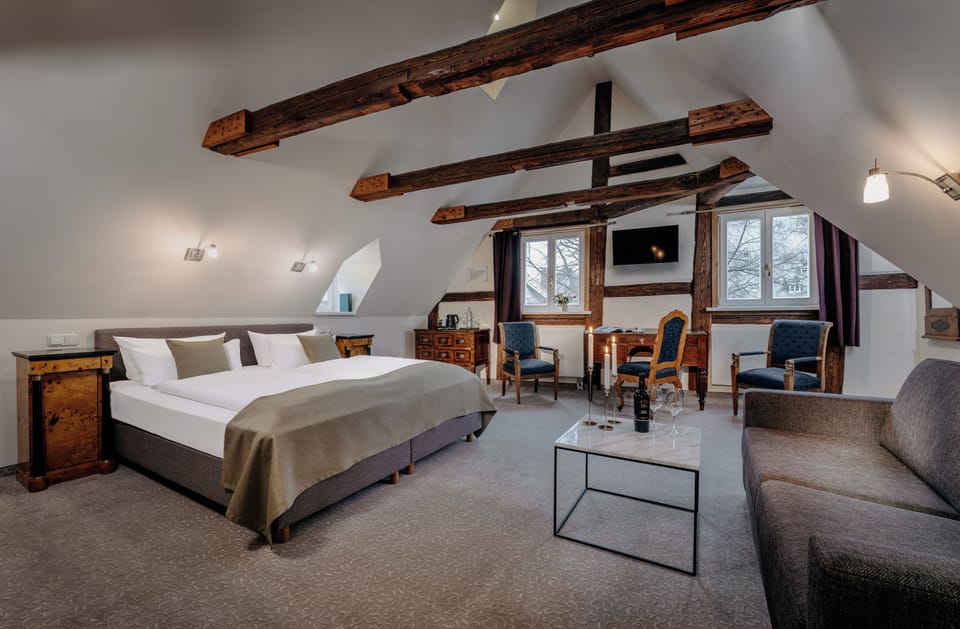 Junior Suite | In-room safe, individually decorated, individually furnished, desk