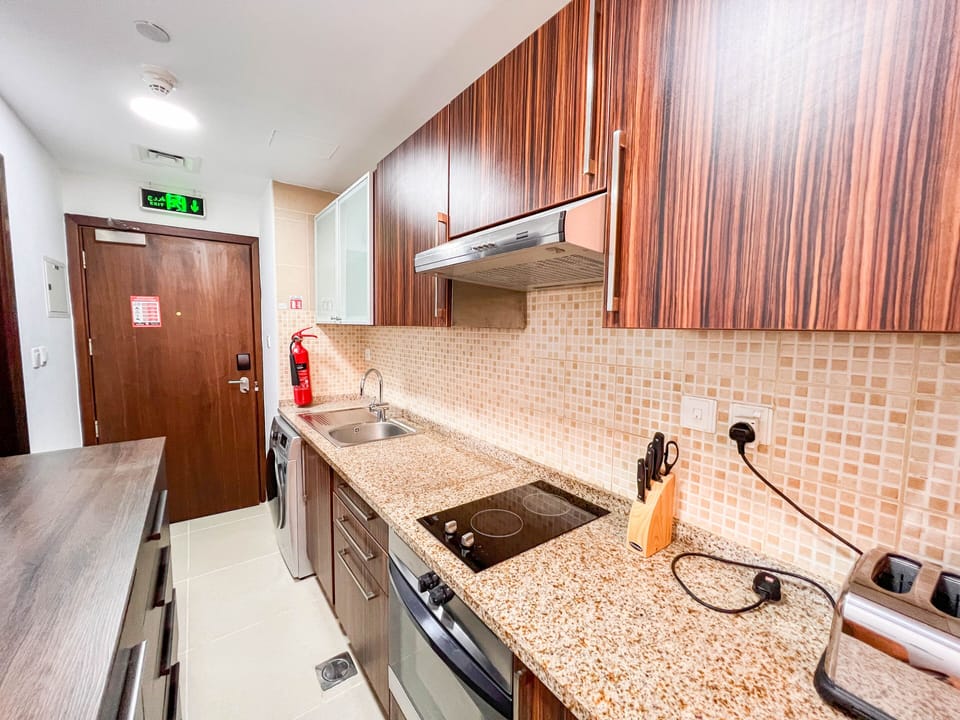 Romantic Studio | Private kitchen | Full-size fridge, microwave, oven, electric kettle