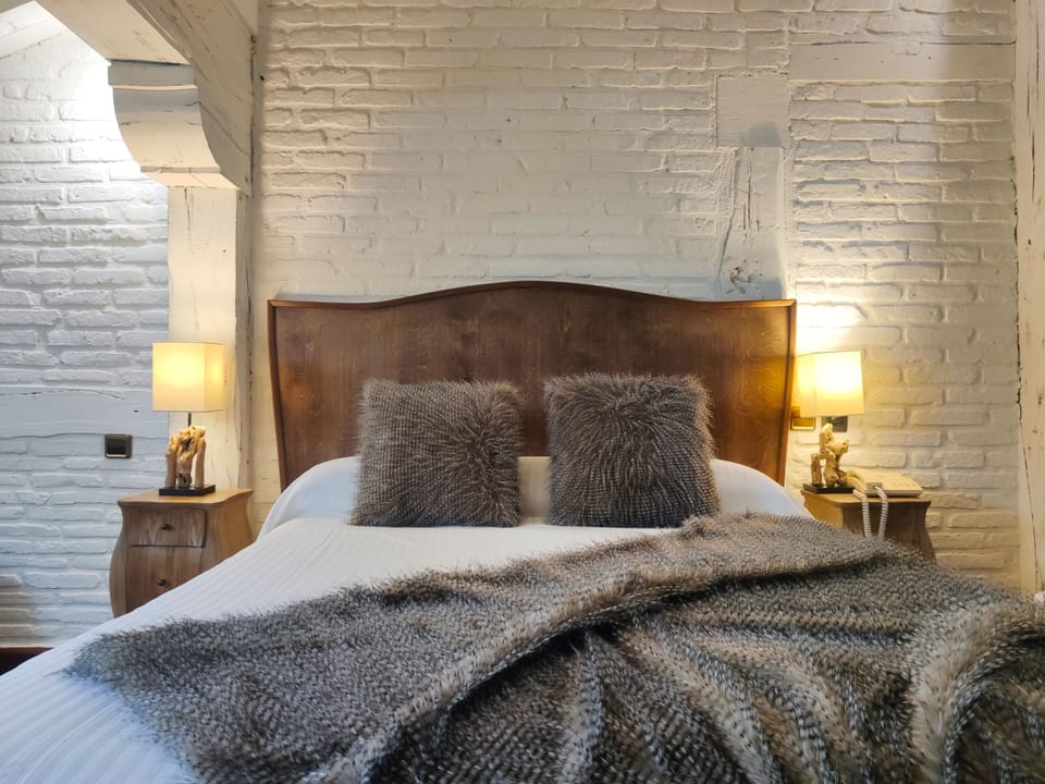 Standard Double Room | Minibar, in-room safe, desk, iron/ironing board