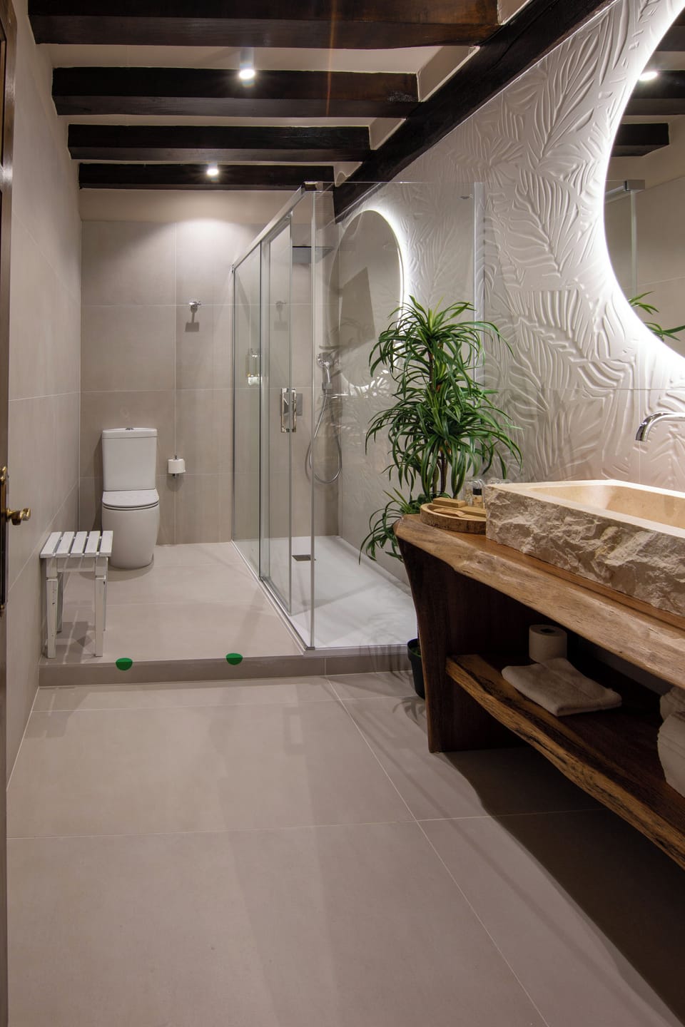 Standard Triple Room | Bathroom | Shower, free toiletries, hair dryer, bathrobes