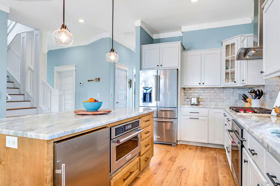 Kitchen - Notice the wine chiller?