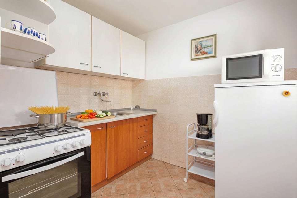 Family House, 2 Bedrooms, Microwave (Lovely House Luiza) | Private kitchen