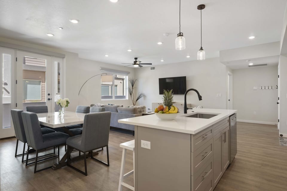 Condo, 3 Bedrooms | Private kitchen | Fridge, oven, coffee/tea maker, toaster