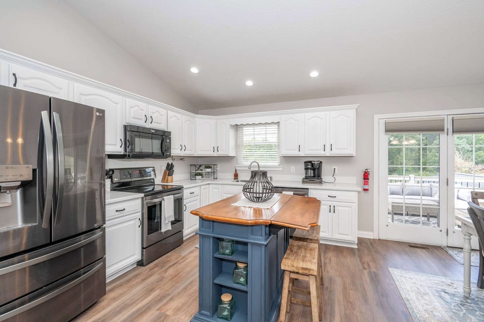 House, Multiple Beds, Hot Tub, Garden View (Crittenden Ark Haven) | Private kitchen | Fridge, microwave, oven, stovetop