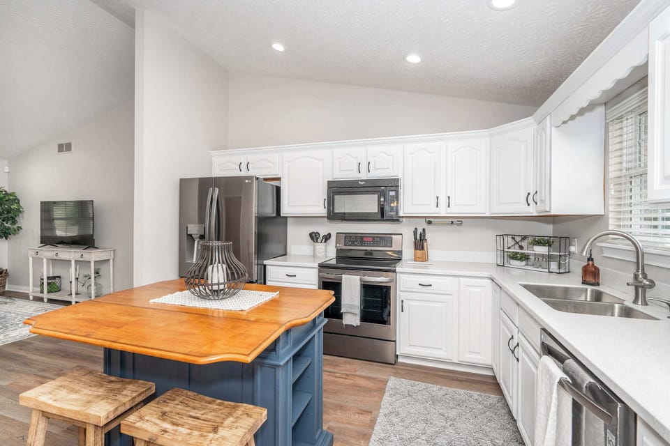 House, Multiple Beds, Hot Tub, Garden View (Crittenden Ark Haven) | Private kitchen | Fridge, microwave, oven, stovetop