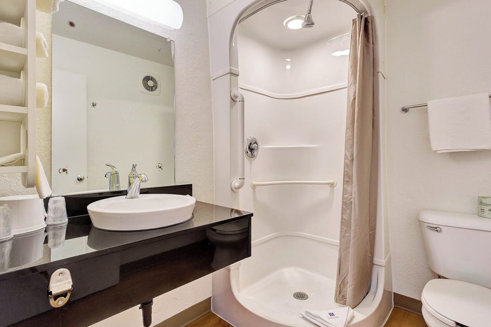 Combined shower/tub, hair dryer, towels