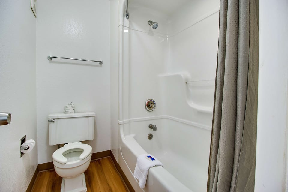Combined shower/tub, towels, soap, shampoo