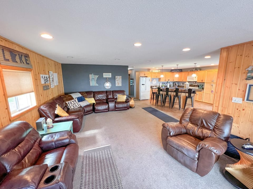 Gather 'round in the living room and enjoy unforgettable moments with your friends and family. (1)