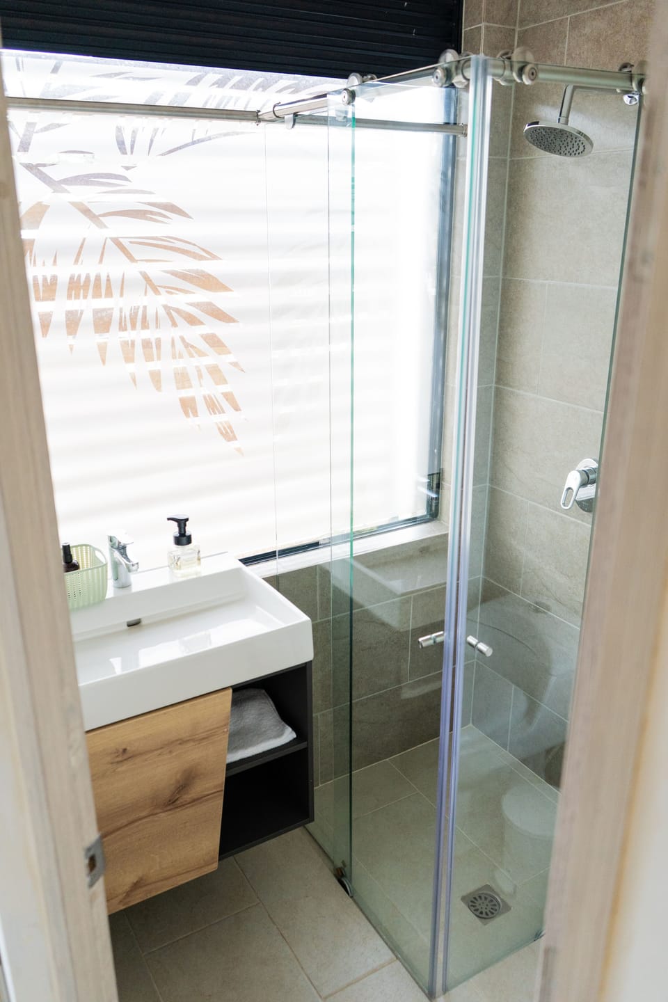 Comfort Single Room | Bathroom | Shower, rainfall showerhead, free toiletries, hair dryer
