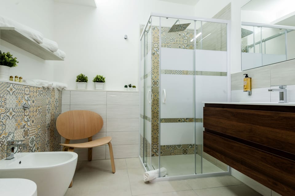 Deluxe Room | Bathroom