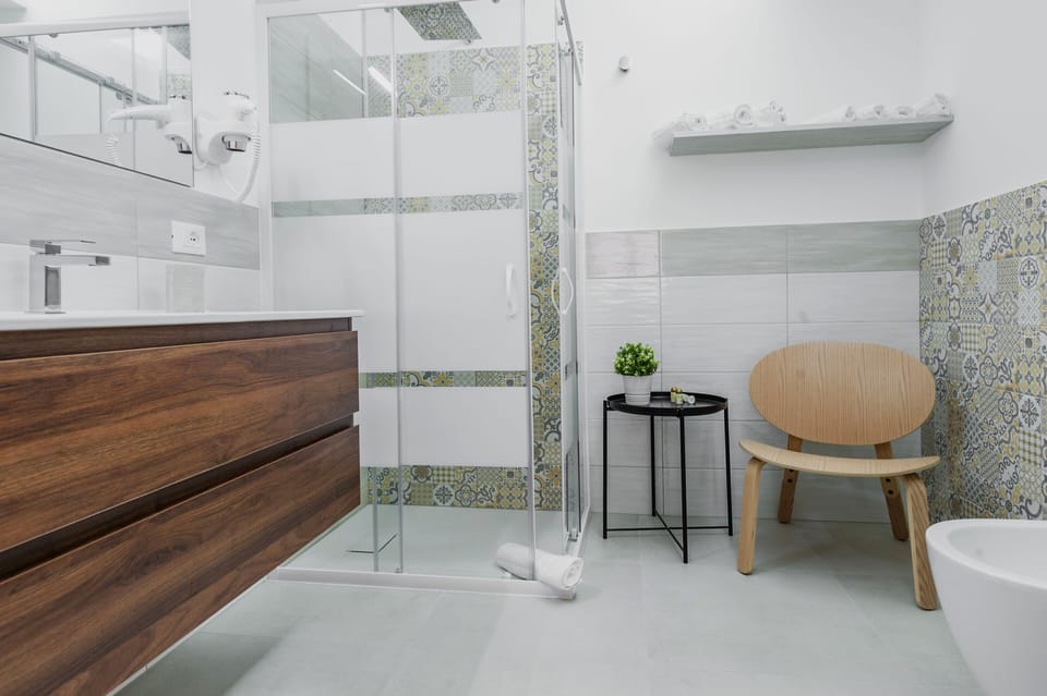 Deluxe Quadruple Room | Bathroom