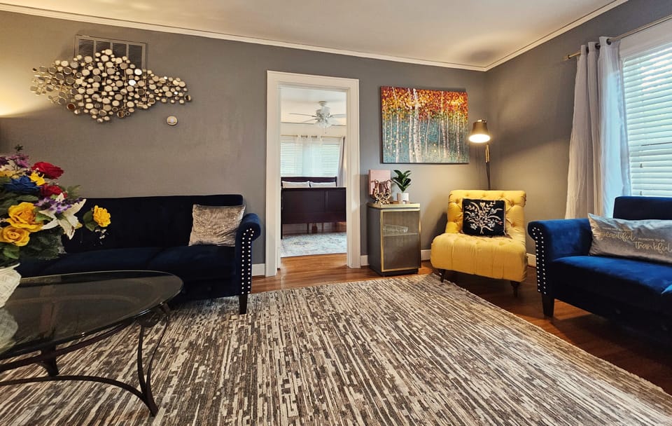 Serene with plenty of natural light livingroom 