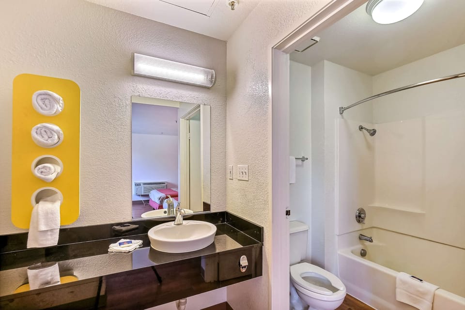 Combined shower/tub, towels