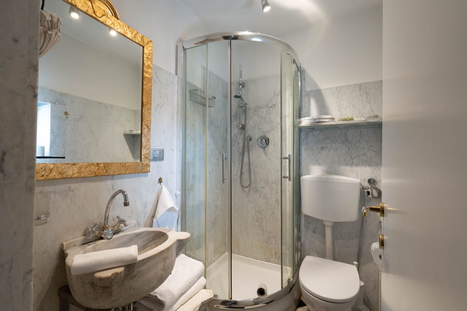 Camera Superior Gianluca | Bathroom | Free toiletries, hair dryer