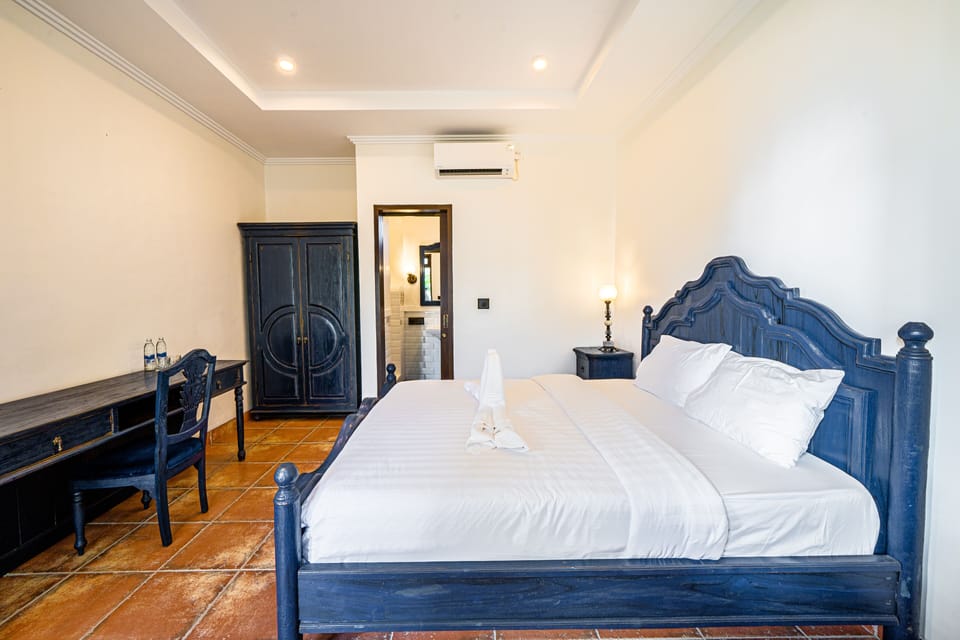 Deluxe Room, 1 King Bed, Non Smoking | Desk, free WiFi