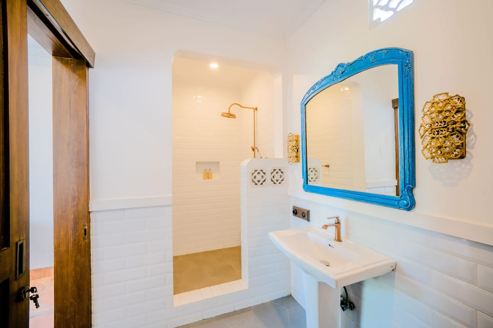 Shower, hydromassage showerhead, bidet, towels