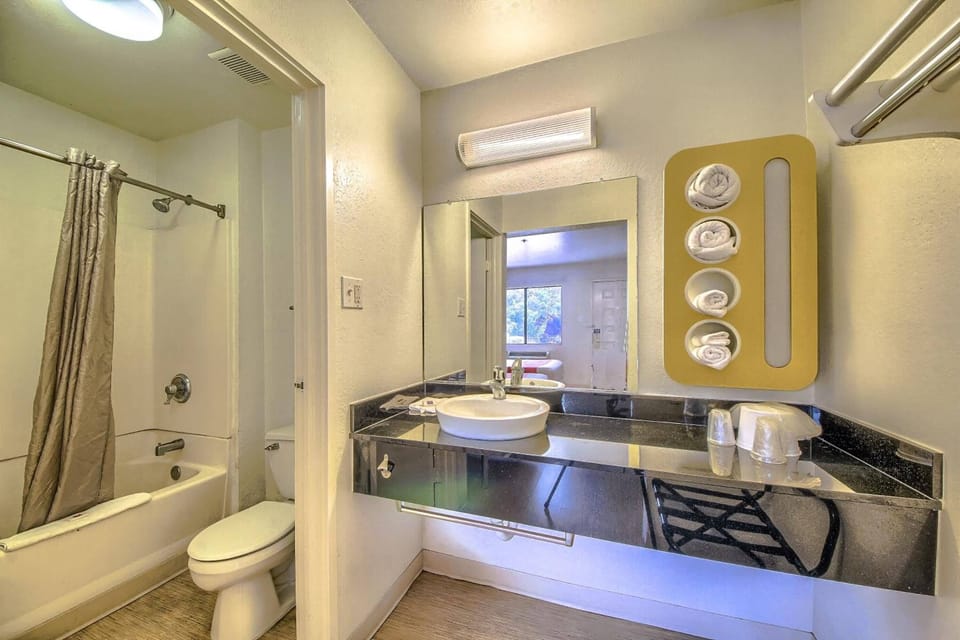 Combined shower/tub, towels