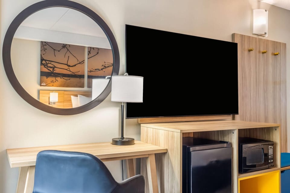 Room, 1 King Bed, Non Smoking | Desk, laptop workspace, blackout drapes, iron/ironing board