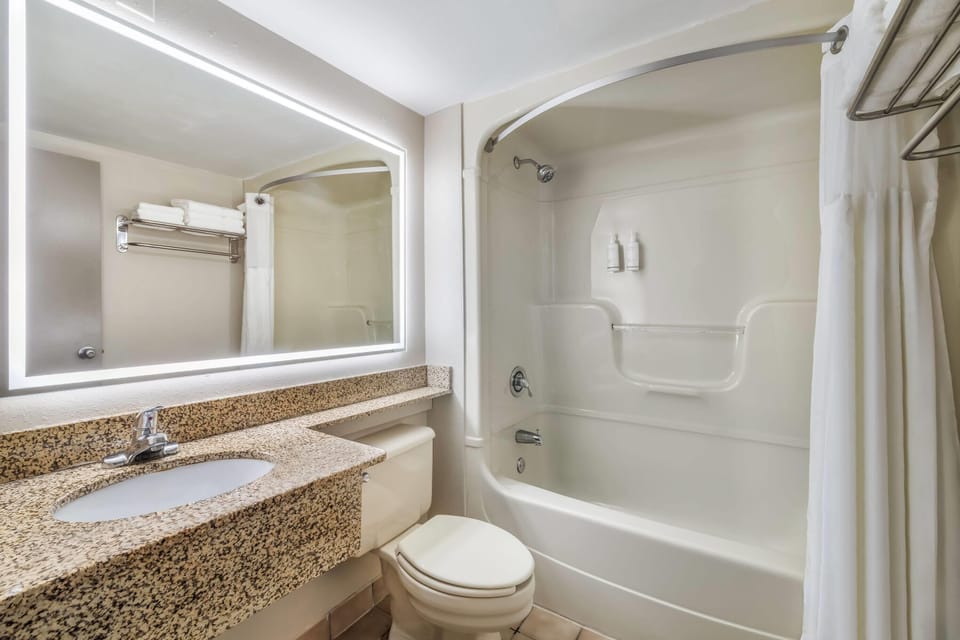 Combined shower/tub, free toiletries, hair dryer, towels