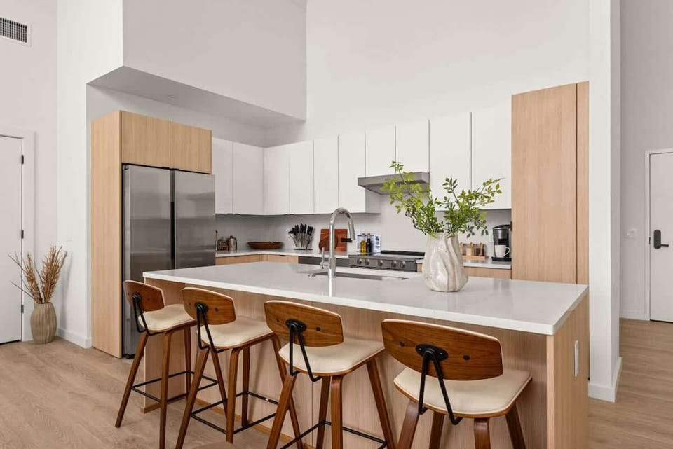 Large kitchen space, fully stocked kitchen with salt, pepper, olive oil, vinegar, coffee and tea and sugar