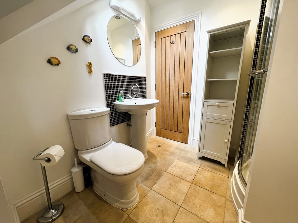 Master bedroom en-suite shower room