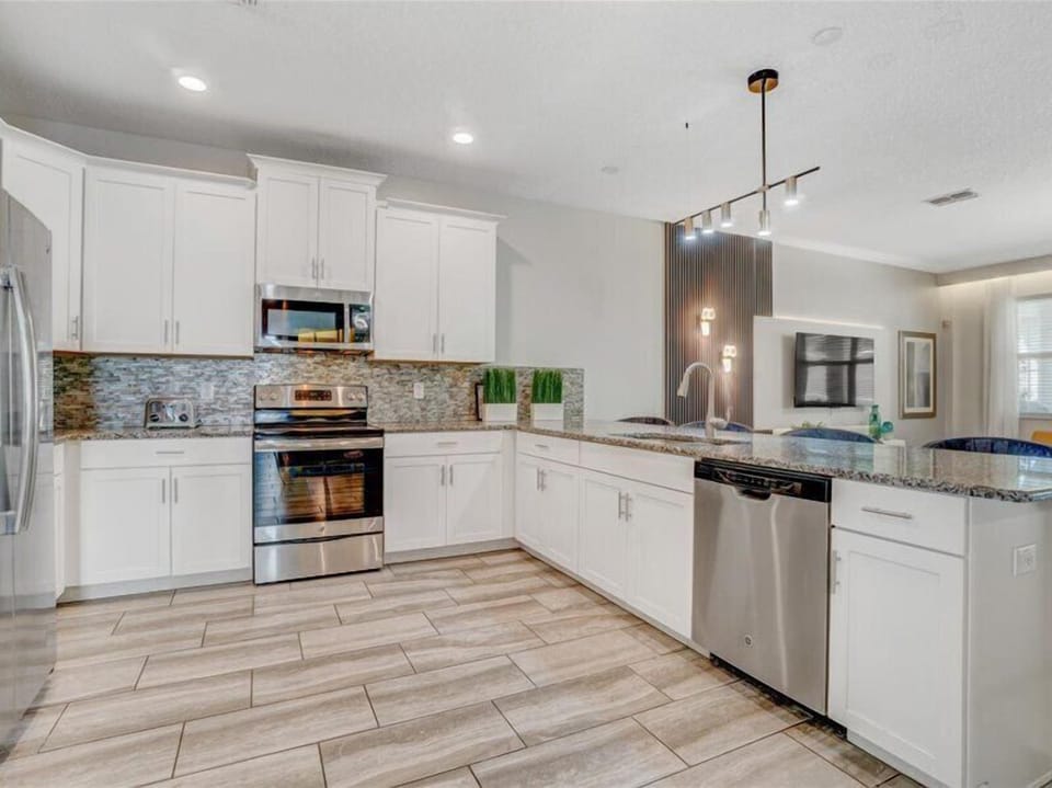 Kitchen And Breakfast Bar