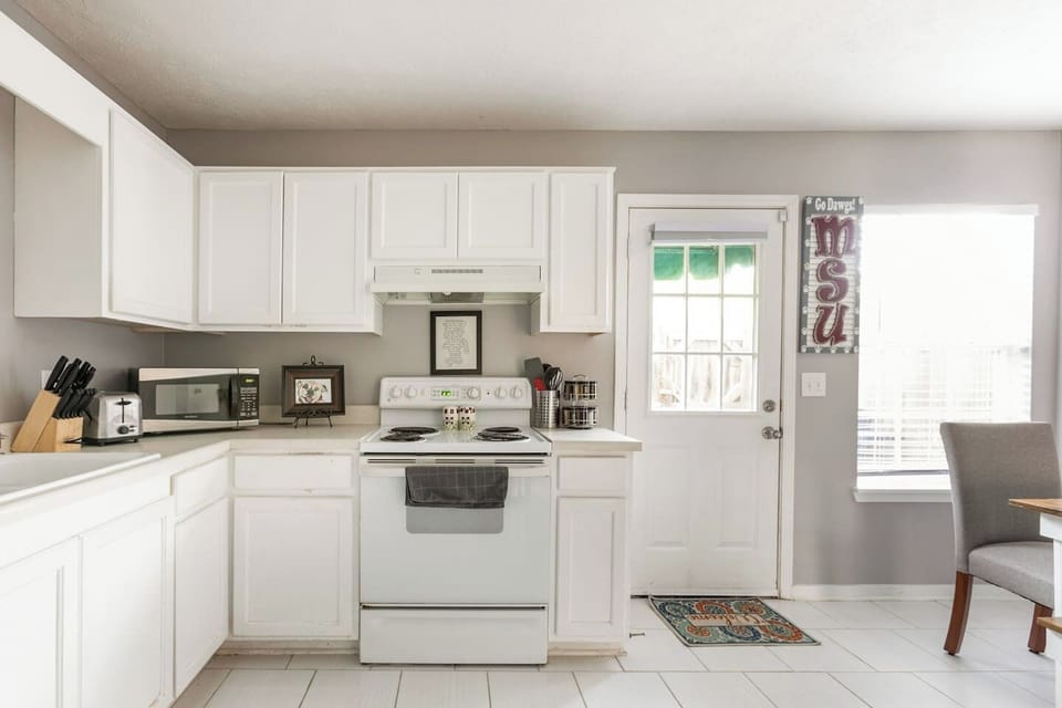 Fully stocked kitchen with basic cleaning and cooking supplies. Keurig coffee maker and coffee provided.