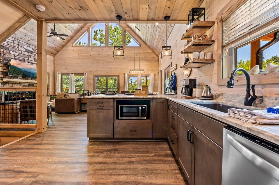 A well-appointed kitchen equipped with comprehensive amenities.