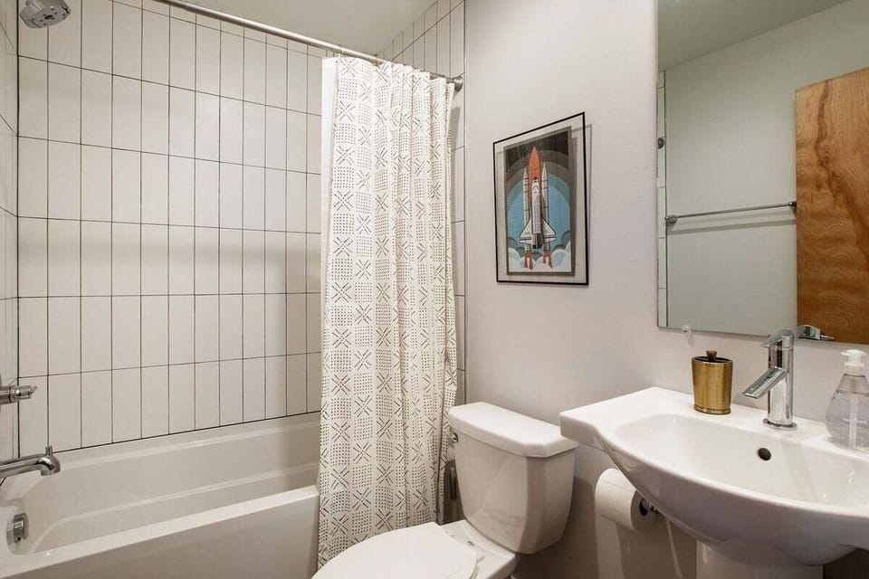 Functional and fresh, with stylish shower-tub combo.