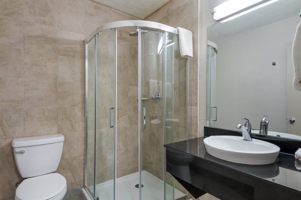 Deluxe Room, 1 King Bed, Non Smoking, Bathtub (Unique) | Bathroom | Free toiletries, towels, soap, shampoo