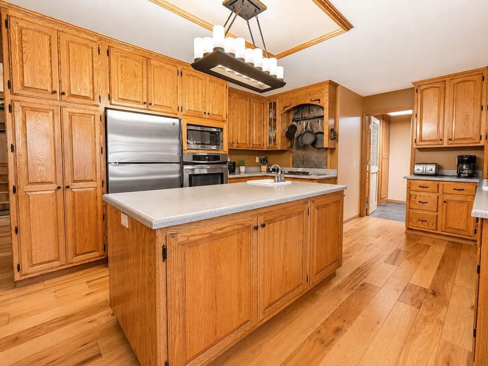 Coffee/tea maker, full-size fridge, microwave, oven