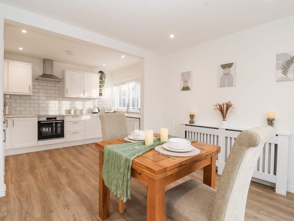 Cottage | Dining