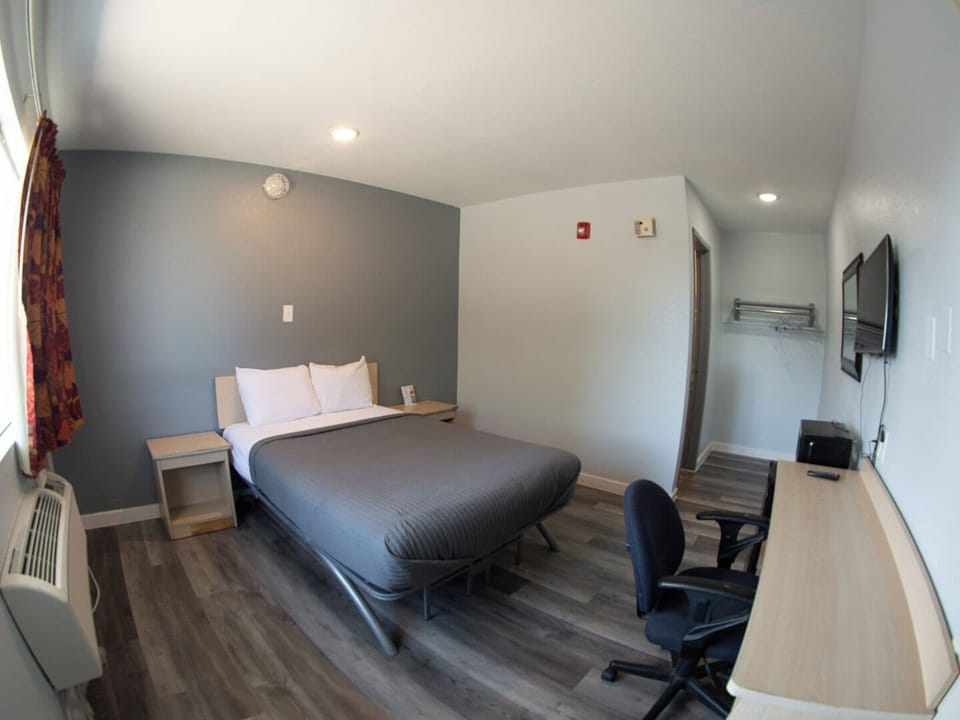 Queen Bed | Desk, free WiFi, bed sheets