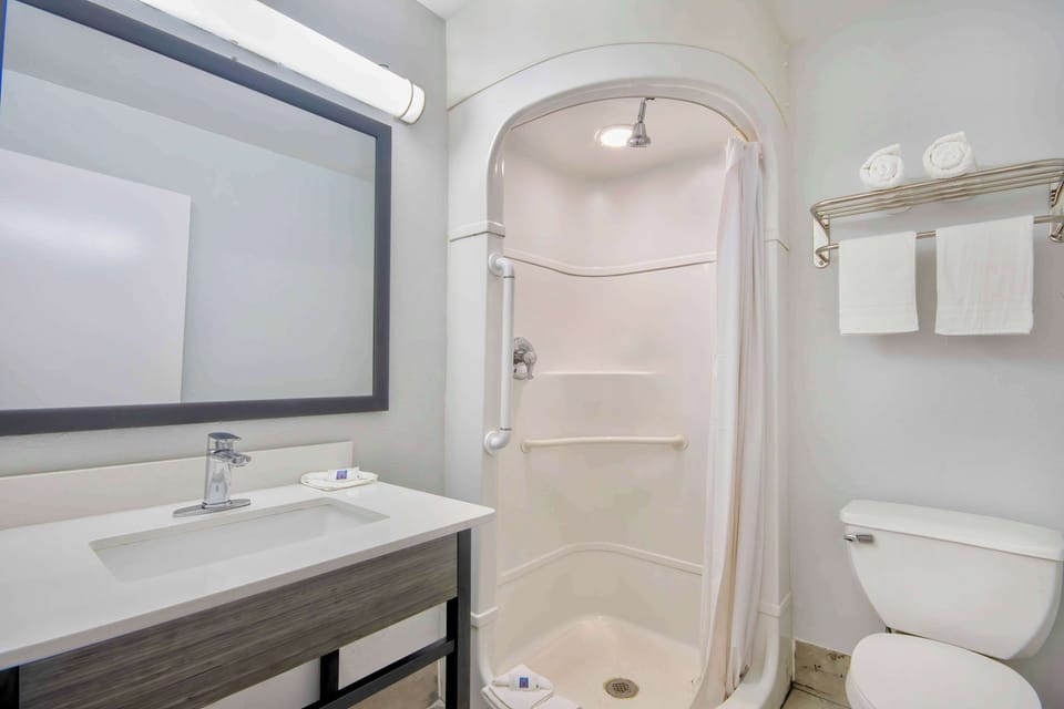 Combined shower/tub, towels