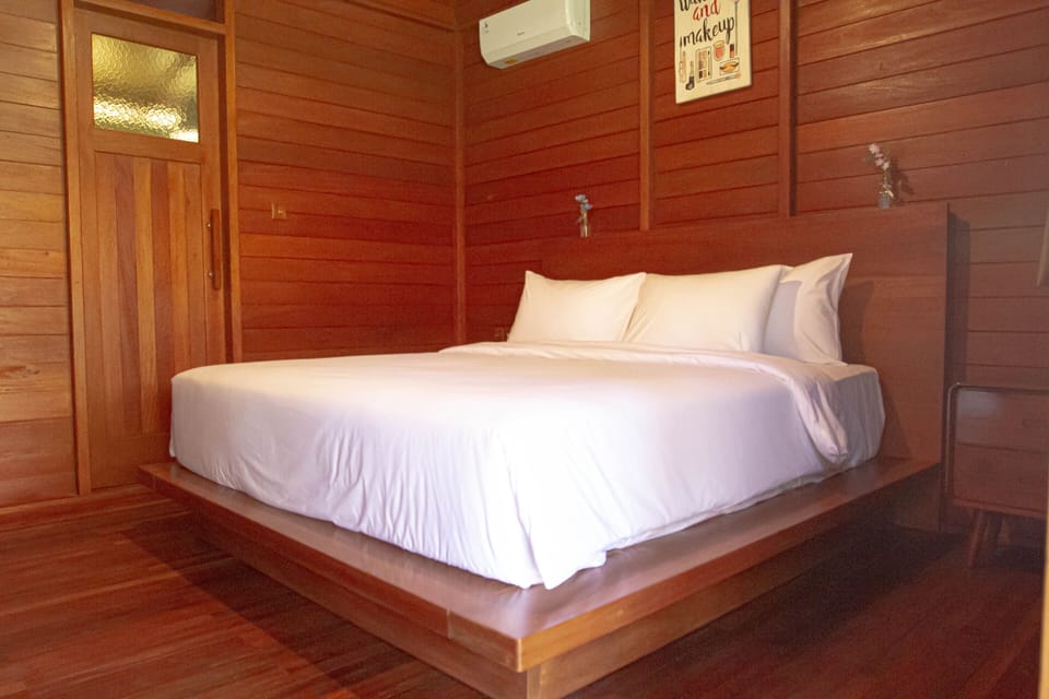 Deluxe Double Room, 1 Double Bed | Minibar, desk, iron/ironing board (on request), WiFi (free)