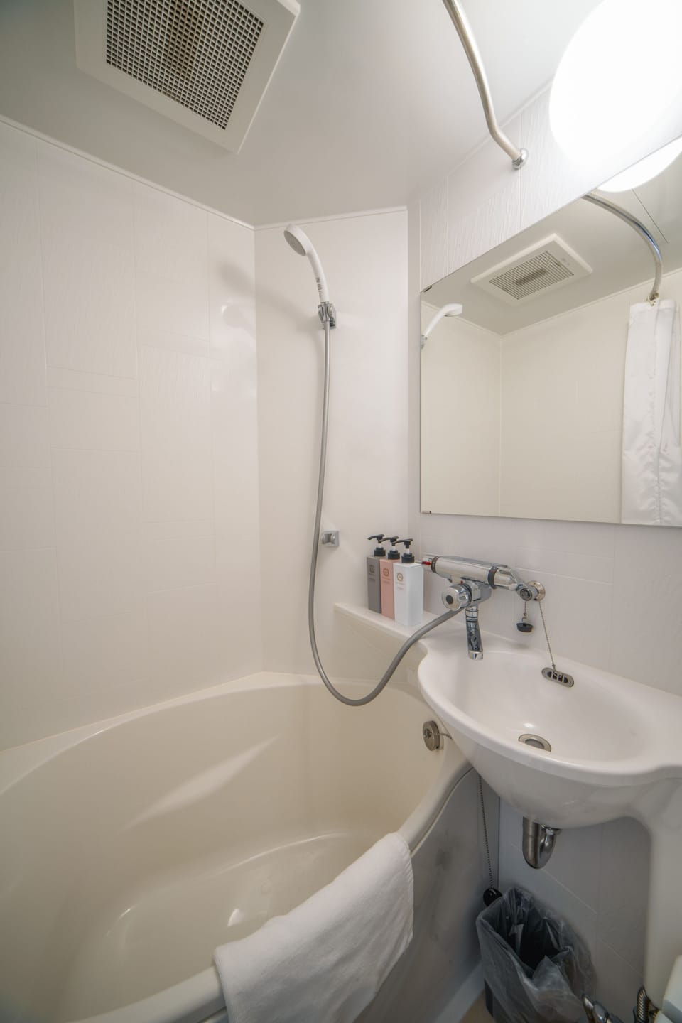 Rainfall showerhead, free toiletries, hair dryer, slippers